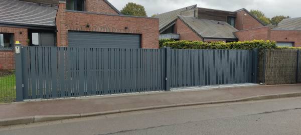 portail et partie fixes ajourés lames verticales